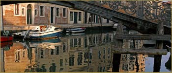 Reflets sur le rio de San Girolamo-Ormesini, sous le pont de Ghetto (ou Gheto) Novo, dans le Sestier du Cannaregio à Venise.