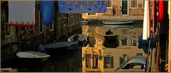 Reflets et lessive vénitienne sur le rio del Ghetto, au fond, la Fondamenta degli Ormesini, dans le Sestier du Cannaregio à Venise.