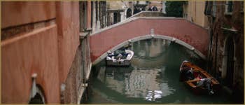 Le pont Pasqualigo, sur le rio de Ca' Widmann, dans le Sestier du Cannaregio à Venise.