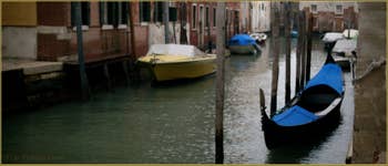 Gondole sur le rio de la Panada, vu depuis la Calle Larga dei Boteri, dans le Sestier du Cannaregio à Venise.