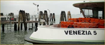 Vaporetto “Venezia 5” sur les Fondamente Nove, dans le Sestier du Cannaregio à Venise.
