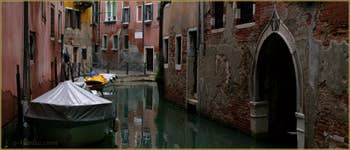 Reflets sur le rio de San Zaninovo, au fond, la Fondamenta drio Ruga Giuffa, dans le Sestier du Castello à Venise.
