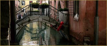 Petit pont privé sur le rio de San Zaninovo, dans le Sestier du Castello à Venise.