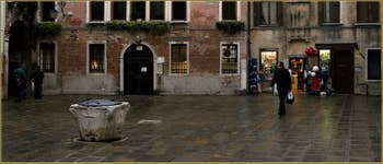 Le Campo Drio la Chiesa et son puits du XIVe-XVe siècle, dans le Sestier du Cannaregio à Venise.