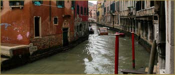 Le rio dei Santi Apostoli, dans le Sestier du Cannaregio à Venise.