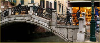 Le pont dei Santi Apostoli, dans le Sestier du Cannaregio à Venise.