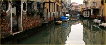 Reflets sur le rio Priuli o de Santa Sofia, dans le Sestier du Cannaregio à Venise.
