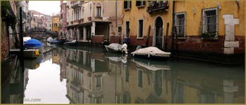 Reflets sur le rio Priuli o de Santa Sofia, dans le Sestier du Cannaregio à Venise.
