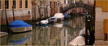 Reflets sur le rio Priuli o de Santa Sofia, au fond, le pont Priuli, dans le Sestier du Cannaregio à Venise.
