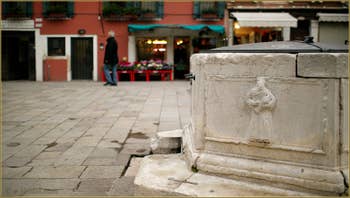 Détail du puits hexagonal, datant de 1534, du Campo Santa Marina. On voit ici San Marin avec un nouveau-né dans les bras. Dans le Sestier du Castello à Venise.