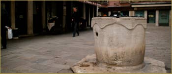 Le second puits du Campo Santa Marina, en pierre d'Istrie et datant de la seconde moitié du XIVe ou au plus tard du début du XVe siècle, Dans le Sestier du Castello à Venise.