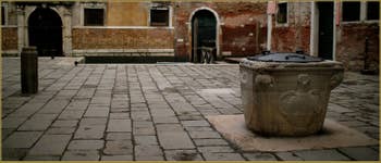 Le Campiello Santa Marina et son puits, datant de la fin du XIV, début du XVe siècle, dans le Sestier du Castello à Venise.