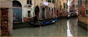 Gondole sur le rio del Fontego dei Tedeschi, frontière entre les Sestieri de Saint-Marc (à gauche) et du Cannaregio à Venise.