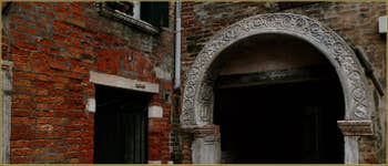 Arc Véneto-byzantin et archivoltes datant du XII-XIIIe siècle, sur l'entrée du Sotoportego del Teatro, Corte Seconda del Milion, dans le Sestier du Cannaregio à Venise.