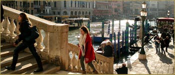 Le pont du Rialto et le grand canal, baignés de soleil, dans le Sestier de San Polo à Venise.