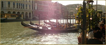 La Riva del Vin et le grand canal, éclaboussés de soleil, dans le Sestier de San Polo à Venise.