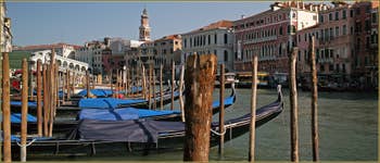 Les gondoles de la Riva del Vin, dans le Sestier de San Polo à Venise.