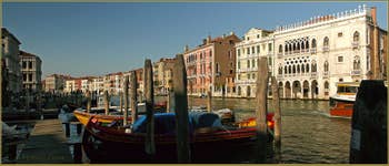 Le Grand Canal de Venise, à gauche de la Pescaria, dans le Sestier de San Polo à Venise. En face, la dentelle du palais de la Ca' d'Oro.