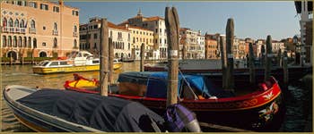 Le Grand Canal de Venise, à gauche de la Pescaria, dans le Sestier de San Polo à Venise. En face, la dentelle du palais de la Ca' d'Oro.