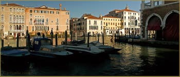 Le Grand Canal de Venise, à gauche de la Pescaria, dans le Sestier de San Polo à Venise.