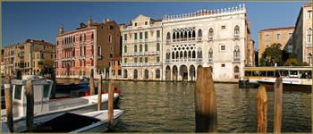 La dentelle du palais de la Ca' d'Oro, sur le Grand Canal à Venise.