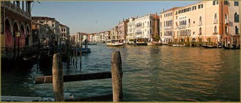 Le Grand Canal de Venise, à droite de la Pescaria, dans le Sestier de San Polo à Venise.