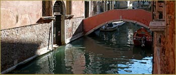 Le pont Pasqualigo sur le rio de Ca' Widmann d'une couleur verte incroyablement belle ce matin, dans le Sestier du Cannaregio à Venise.