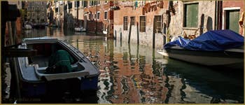Reflets sur le rio de l'Acqua Dolce, dans le Sestier du Cannaregio à Venise.