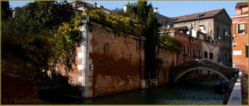 Le rio de Santa Caterina et le pont Molin o de la Racheta, dans le Sestier du Cannaregio à Venise.