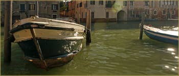 Bateaux et reflets sur le canal de la Misericordia, dans le Sestier du Cannaregio à Venise.