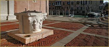 Le puits en pierre d'Istrie du Campo de l'Abazia, datant de la seconde moitié du XIVe siècle, dans le Sestier du Cannaregio à Venise.