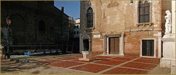 Le Campo de l'Abazia avec, au fond, la Scuola Vecchia della Misericordia, dans le Sestier du Cannaregio à Venise.