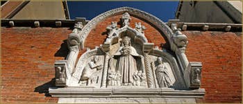 Le portail d'entrée en forme de tryptique de la Corte Nova, sur la Fondamenta de l'Abazia, de style Gothique cuspidé. On y voit la Vierge de la Miséricorde entourée d'anges, de frères de la scuola ainsi que de Saint Jean-Baptiste et Jacob. Au fond de cette cour se trouvait un hospice dédié aux frères les plus pauvres de la Scuola Grande di Santa Maria della Misericordia. Cette œuvre a été réalisée à la fin du XIVe siècle.