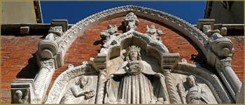Détail du portail d'entrée de la Corte Nova sur la Fondamenta de l'Abazia, dans le Sestier du Cannaregio à Venise.