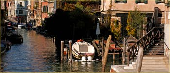 Reflets sur le rio de la Sensa, devant le pont en bois dei Muti, dans le Sestier du Cannaregio à Venise.