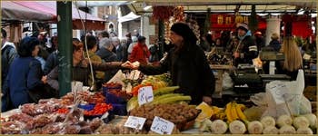 Le marché aux fruits et légumes de l'Erbaria, au Rialto, dans le Sestier de San Polo à Venise.
