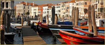 Bateaux à côté de la Pescaria, le long du Grand Canal, dans le Sestier de San Polo à Venise.