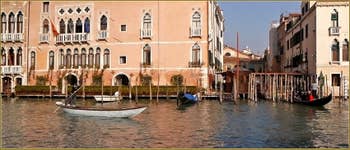 Le Traghetto de Santa Sofia sur le Grand Canal à Venise.