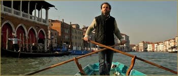 La nage dite “alla Valesana” à deux rames, sur le Grand Canal à Venise.
