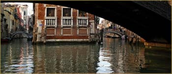 Sous le pont Storto o Pinelli o dei Consafelzi, dans le Sestier du Castello à Venise.