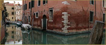 Reflets devant le Palazzo Priuli, à l'angle du rio de San Severo et de celui de San Provolo, dans le Sestier du Castello à Venise.
