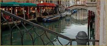 Au fond, le pont Lion sur le rio de San Lorenzo, dans le Sestier du Castello à Venise.