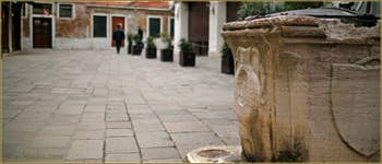 Détail du puits du Campo San Provolo, datant de la première moitié du XIVe siècle, dans le Sestier du Castello à Venise.