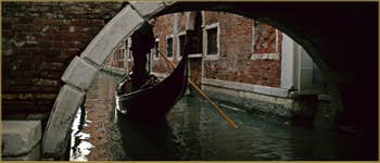 Gondole sous le pont San Provolo, dans le Sestier du Castello à Venise.