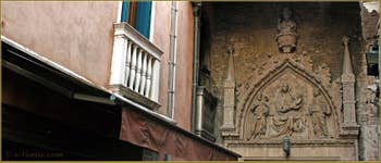 Le Campo San Provolo avec, au fond, le superbe portail de style Gothique, haut-relief de la Vierge sur son trône avec l'Enfant Jésus entre saint Jean-Baptiste et saint Marc. Une œuvre attribuée à Bartolomeo Bon et daterait de 1430. Dans le Sestier du Castello à Venise.