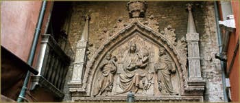 Le haut-relief du Campo San Prolo, de style Gothique représentant la Vierge sur son trône avec l'Enfant Jésus entre saint Jean-Baptiste et saint Marc. Une œuvre attribuée à Bartolomeo Bon et qui daterait de 1430. Dans le Sestier du Castello à Venise.