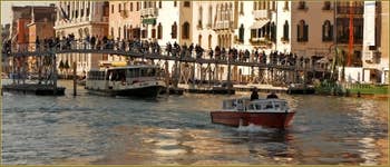 Le pont votif provisoire sur le Grand Canal de Venise pour la Fête de la Madonna de la Salute.