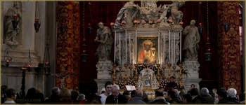 La fête de la Madonna de la Salute à Venise, à l'intérieur de l'église.