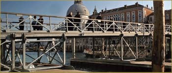 Le pont votif flottant sur le Grand Canal, mis en place chaque année pour la fête de la Madonna de la Salute à Venise.