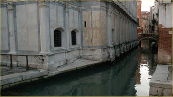 Gondole sous le pont de Santa Maria Nova, dans le Sestier du Cannaregio à Venise.